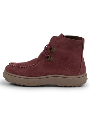 Stivali alla caviglia in suede bordeaux con cuciture decorative, due bottoni in bronzo e suola in gomma color tan. Punta rotonda e texture morbida.