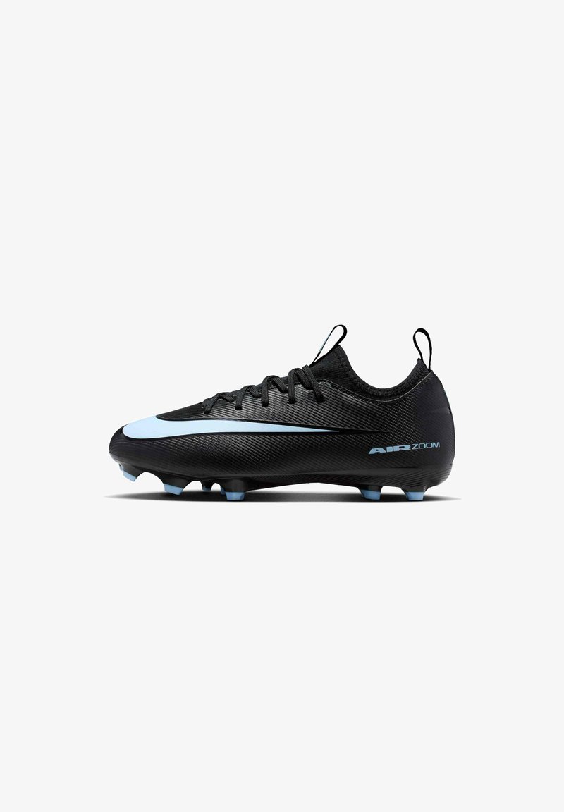 Chaussure de football noire avec le swoosh Nike bleu clair et le marquage Air Zoom, avec des lacets et une semelle cramponnée pour une adhérence sur l'herbe.