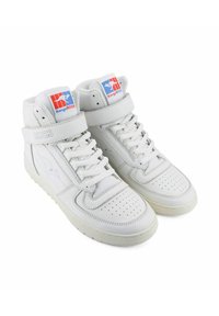 Sneakers alte bianche realizzate in pelle liscia, con punta perforata, cinturino in velcro, collo imbottito e logo KangaROOS sulla linguetta.