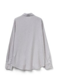 Camicia a maniche lunghe in cotone bianca con sottili righe verticali blu, con polsini abbottonati, colletto classico e texture liscia.