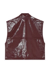 Burgundia ilma varrukatega vest, mis on valmistatud läikivast materjalist, millel on sile tekstuur, klassikaline krae ja puhas joonis disainis.