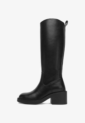 Czarnie skórzane kozaki za kolano z zaokrąglonym noskiem, słupkowym obcasem i przeszyciem biegnącym wzdłuż boku. Teksturowane wykończenie i pętelka do ściągania.