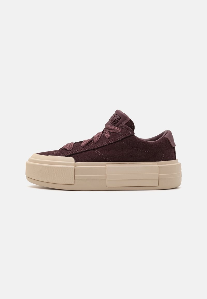 Baskets basses violet foncé avec une épaisse semelle plateforme beige et un col rembourré, avec des lacets violets assortis et des panneaux de semelle texturés.