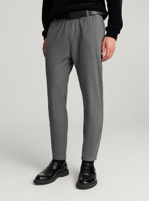 - Spodnie treningowe