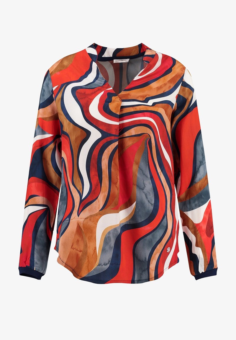 Blouse à manches longues avec un col en V et un motif abstrait tourbillonnant dans des tons rouge, orange, marine, blanc et marron.