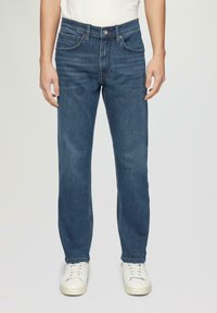 Donkerblauwe denim jeans met een rechte pasvorm, voorzien van vijf zakken, een knoopsluiting aan de voorkant en subtiele vervaging in de stof.