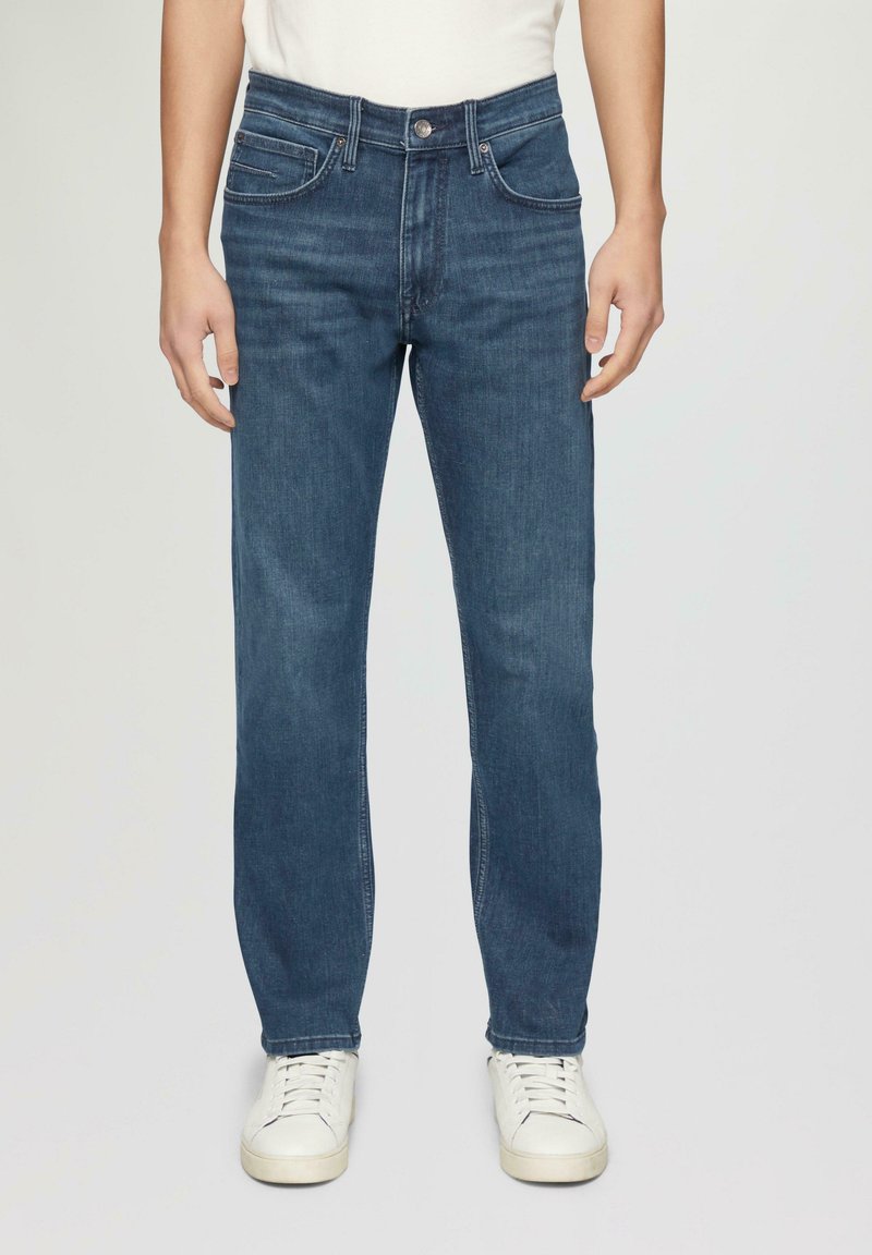 Donkerblauwe denim jeans met een rechte pasvorm, voorzien van vijf zakken, een knoopsluiting aan de voorkant en subtiele vervaging in de stof.