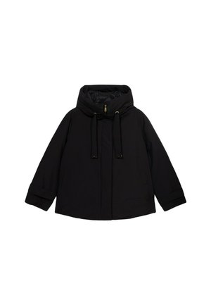 Zwarte jas met een hoge kraag en capuchon, trekkoordaccenten, lange mouwen en een iets losse pasvorm. Gladde stof zonder patronen.