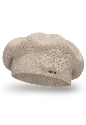 Beret en tricot beige avec trois fleurs brodées ornées de perles, une texture douce et une forme ronde classique. Détails subtils de l'étiquette de la marque.