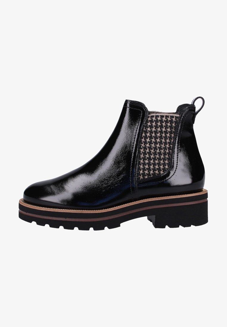 Bottine en cuir verni noir avec semelle épaisse, garniture marron, panneau en tissu pied-de-poule sur le côté et languette à l'arrière.