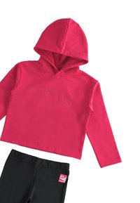 Sudadera corta rosa con capucha y logo en relieve "SUPERGA", combinada con leggings negros que tienen una etiqueta de logo en la cinturilla.