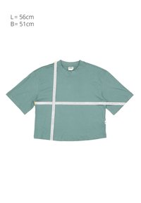 T-shirt court vert à manches courtes avec un ruban à mesurer indiquant une largeur de 51 cm et une longueur de 56 cm sur fond blanc.