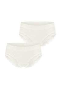 Deux paires de slips en coton blanc présentant une finition lisse et une délicate bordure en dentelle le long de la taille et des ouvertures de jambes.