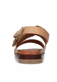 Sandalo in pelle marrone con dettagli in tessuto intrecciato, con retro aperto e suola piatta. Presenta hardware con connettori circolari sulle cinghie.