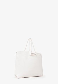 Witte stoffen totebag met twee lange hengsels, rechthoekige vorm en een open ontwerp. Glad textuur en minimalistische uitstraling zonder hardware.