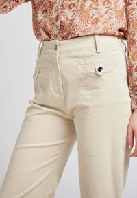 Andy & Lucy BRANDON - Pantalon classique - creme