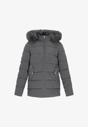 Sötét szürke puffdzseki műszőrme kapucnival, vízszintes steppelt mintával, cipzáros záródással és két oldalsó zsebel, gombos díszítéssel.
