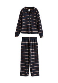 Set de lenjerie de după-amiază cu dungi navy, compus dintr-un top cu mâneci lungi și un sistem de închidere cu buton și pantaloni asortați cu talie elastică. Dungile sunt în contrast cu un roz deschis.