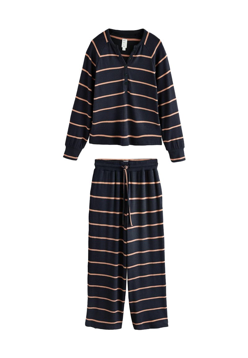 Navy gestreiftes Loungewear-Set mit langärmligem Oberteil, das über eine Knopfleiste verfügt, und passenden elastischen Hosen. Streifen in kontrastierendem Hellrosa.