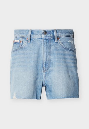 Lyseblå denimshorts med knapp foran, beltehemper, to fremre lommer og lett slitte detaljer på sidene og nederkanten.