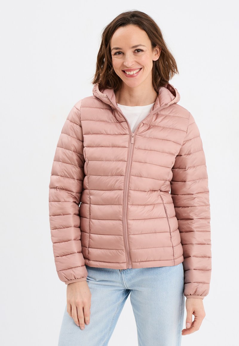 Giacca puffer rosa chiaro con cappuccio, chiusura con zip frontale e motivo trapuntato orizzontale. Realizzata in tessuto liscio e lucido; dotata di polsini elasticizzati.