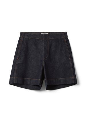 Donkerblauwe spijkershorts met oranje stiksels, voorzakken en een omgeslagen zoom, plat liggend op een witte achtergrond.
