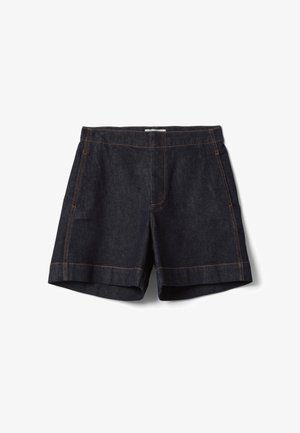 Dunkelblaue Jeansshorts mit oranger Naht, Vordertaschen und einem umgeschlagenen Saum, flach auf weißem Hintergrund liegend.