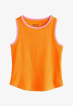 Ärmelloses, orangefarbenes, geripptes Tanktop mit rosa gewelltem Besatz entlang des Ausschnitts und der Armöffnungen.