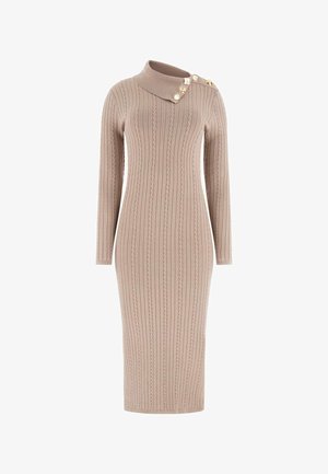 Beżowa dzianinowa sukienka midi o prążkowanej strukturze, z długimi rękawami i stójką. Ozdobiona dekoracyjnymi złotymi guzikami na ramieniu.