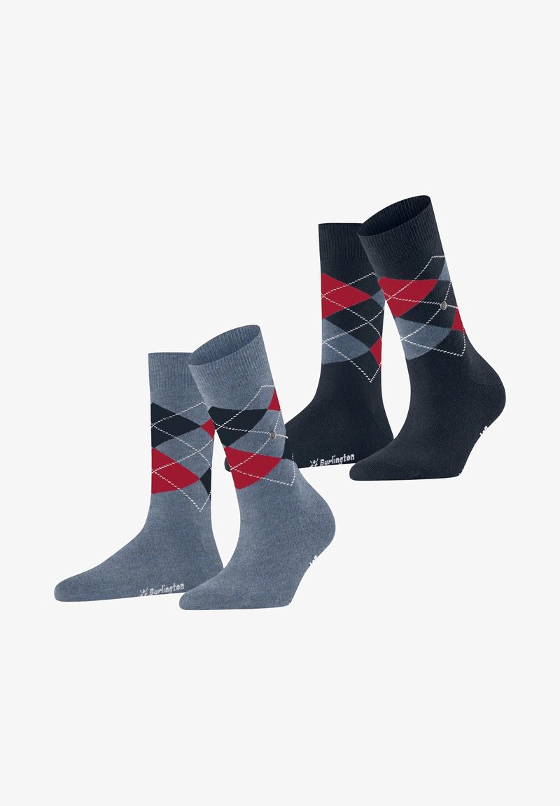 Quatre paires de chaussettes gris et bleu marine avec des motifs argyle en rouge, noir et gris, comportant un logo sur la semelle.