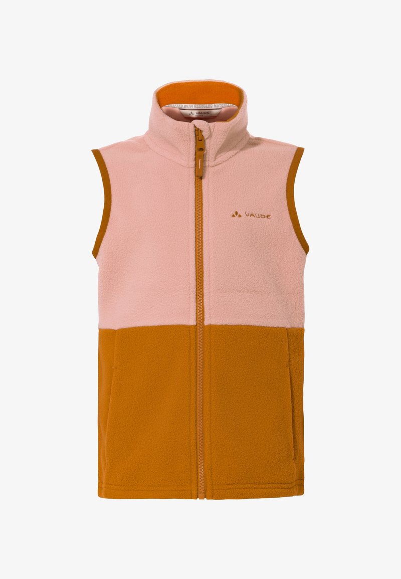 Růžový a oranžový fleecový vest, který má plný přední zip, vysoký límec a kontrastní barevné bloky s hladkou texturou.