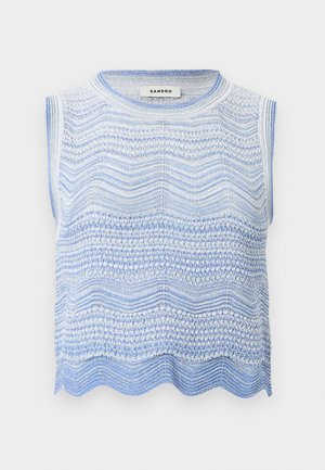 Haut sans manches en maille blanche et bleu clair avec des motifs ondulés horizontaux et un ourlet festonné, étiquette "Sandro" à l'intérieur du col.