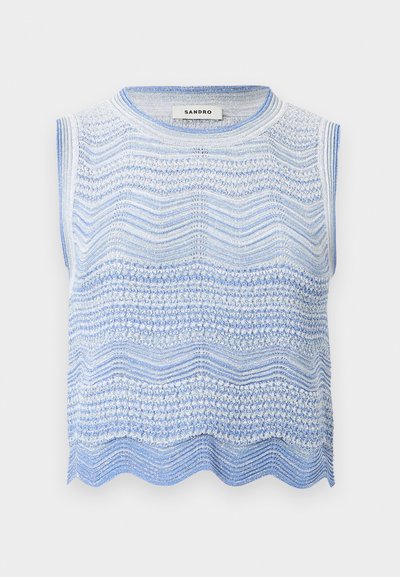 Αμάνικη πλεκτή μπλούζα σε λευκό και ανοιχτό μπλε με κυματιστά οριζόντια μοτίβα και σκουλαρίκι με κυματιστή άκρη, με ετικέτα "Sandro" στο εσωτερικό του γιακά.