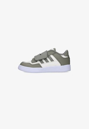 Sneaker grigia e bianca con cinturino in velcro, in materiale sintetico e pelle, con punta tonda, suola in gomma bianca, caratterizzata da tre strisce grigie.