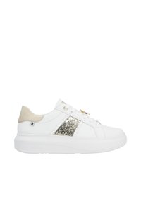 Sneakers bianchi con suola spessa bianca, dettagli luccicanti in glitter argento e tacco in suede beige. Presentano lacci tondi e dettagli con logo.