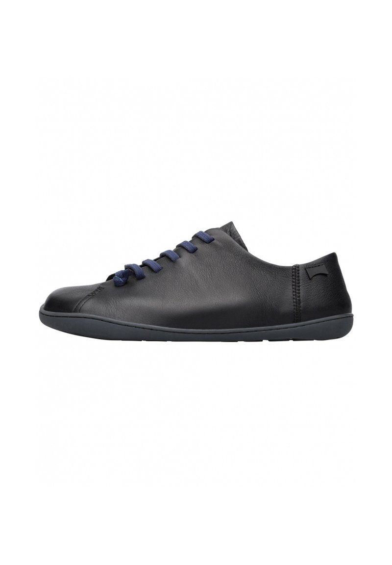Chaussure en cuir noire avec des lacets bleus, design profil bas, texture lisse et semelle en caoutchouc flexible. Présente un détail de marque subtil.