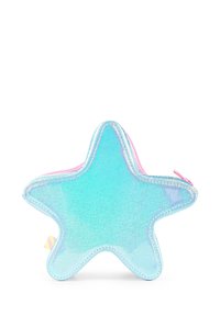 Stervormige tas gemaakt van glanzend, iriserend materiaal in blauw met roze accenten en een ritssluiting langs de bovenrand.