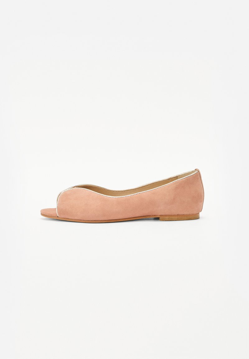 Helle rosa Wildleder-Ballettschuhe mit offenem Zeh, geschwungenem Design und niedrigem Absatz. Mit weißen Nähten entlang der Kante.