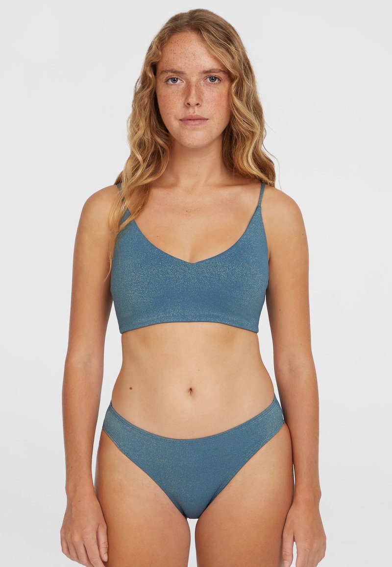 Modrý třpytivý bikini set obsahující braletový top s V-výstřihem a kalhotky s vysokým pasem. Hladká textura s nastavitelními ramínky a designem s minimálním pokrytím.