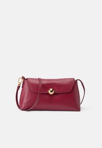Bolsa de couro cor bordô com fecho de botão dourado, aba dobrável e alça de ombro destacável. Textura suave e forma estruturada.