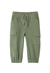 Pantaloni cargo in tessuto verde oliva, dotati di una vita elastica con cordino, tasche laterali e polsini arricciati alle caviglie.