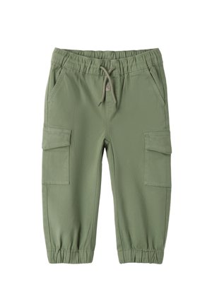 Pantaloni cargo in tessuto verde oliva, dotati di una vita elastica con cordino, tasche laterali e polsini arricciati alle caviglie.