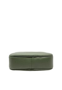 Bolso de cuero verde con forma rectangular, textura suave y parte superior plana. Presenta costuras mínimas y sin hardware visible.