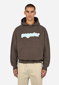 Barna kapucnis pulóver nagy világosk�ék „pagador” felirattal. Két első zsebe van, kötős kapucnival és bordázott mandzsettával, valamint alsó résszel.