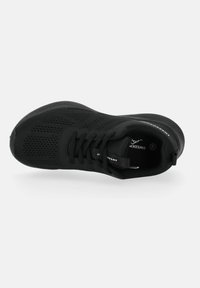 Scarpa sportiva nera con tomaia in rete traspirante, lacci piatti, suola texturizzata e logo interno. Caratterizzata da una linguetta sul tallone.