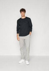 Champion ICONS TONAL CREWNECK LONG SLEEVE LARGE LOGO - Longsleeve - black