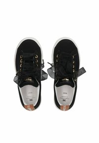 Sneakers neri in tela con occhielli dorati e lacci in raso nero. Suola in gomma bianca, presenta accenti marroni sul tallone e tessuto testurizzato.
