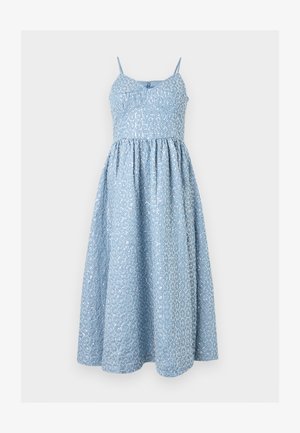 Αμάνικο φόρεμα μέσης μήκους με λεπτές τιράντες, εφαρμοστό μπούστο και φουσκωτή φούστα σε ανοιχτό μπλε ύφασμα με λευκό λουλουδάτο και ριγωτό σχέδιο.