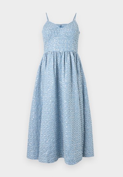 Αμάνικο φόρεμα μέσης μήκους με λεπτές τιράντες, εφαρμοστό μπούστο και φουσκωτή φούστα σε ανοιχτό μπλε ύφασμα με λευκό λουλουδάτο και ριγωτό σχέδιο.