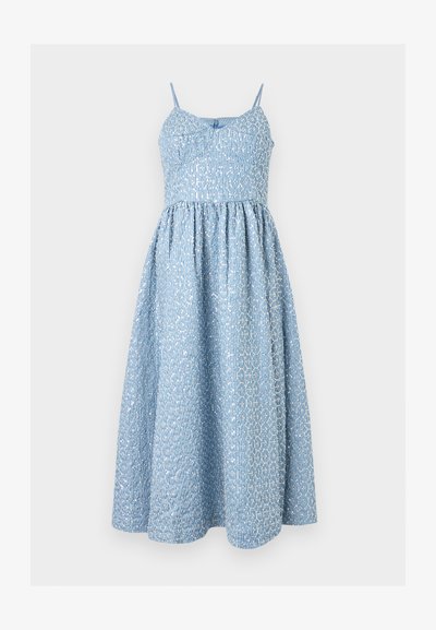 Αμάνικο φόρεμα μέσης μήκους με λεπτές τιράντες, εφαρμοστό μπούστο και φουσκωτή φούστα σε ανοιχτό μπλε ύφασμα με λευκό λουλουδάτο και ριγωτό σχέδιο.